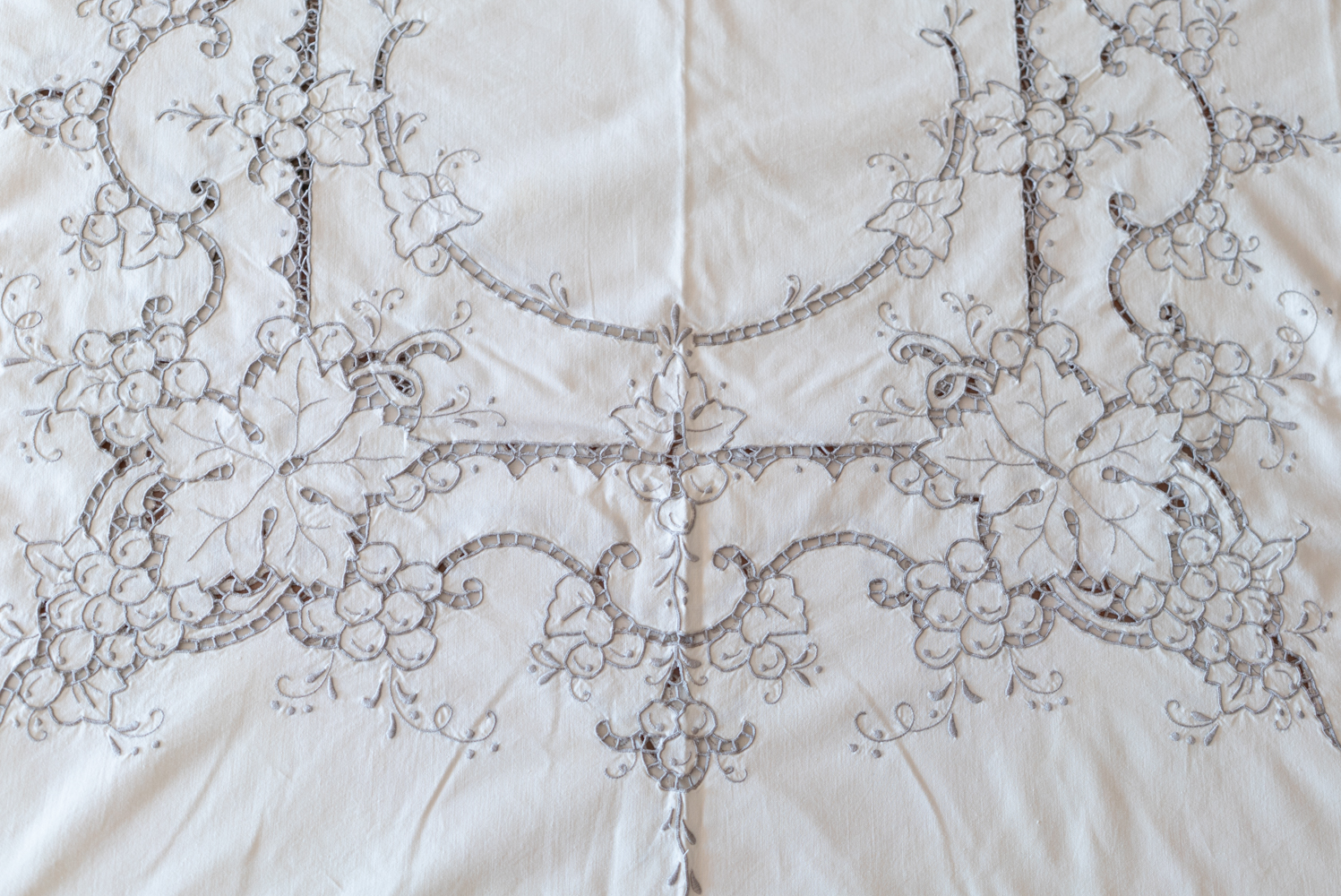 Cutwork Tablecloth with Grape Motif, Italy 1980s - 画像 (3)