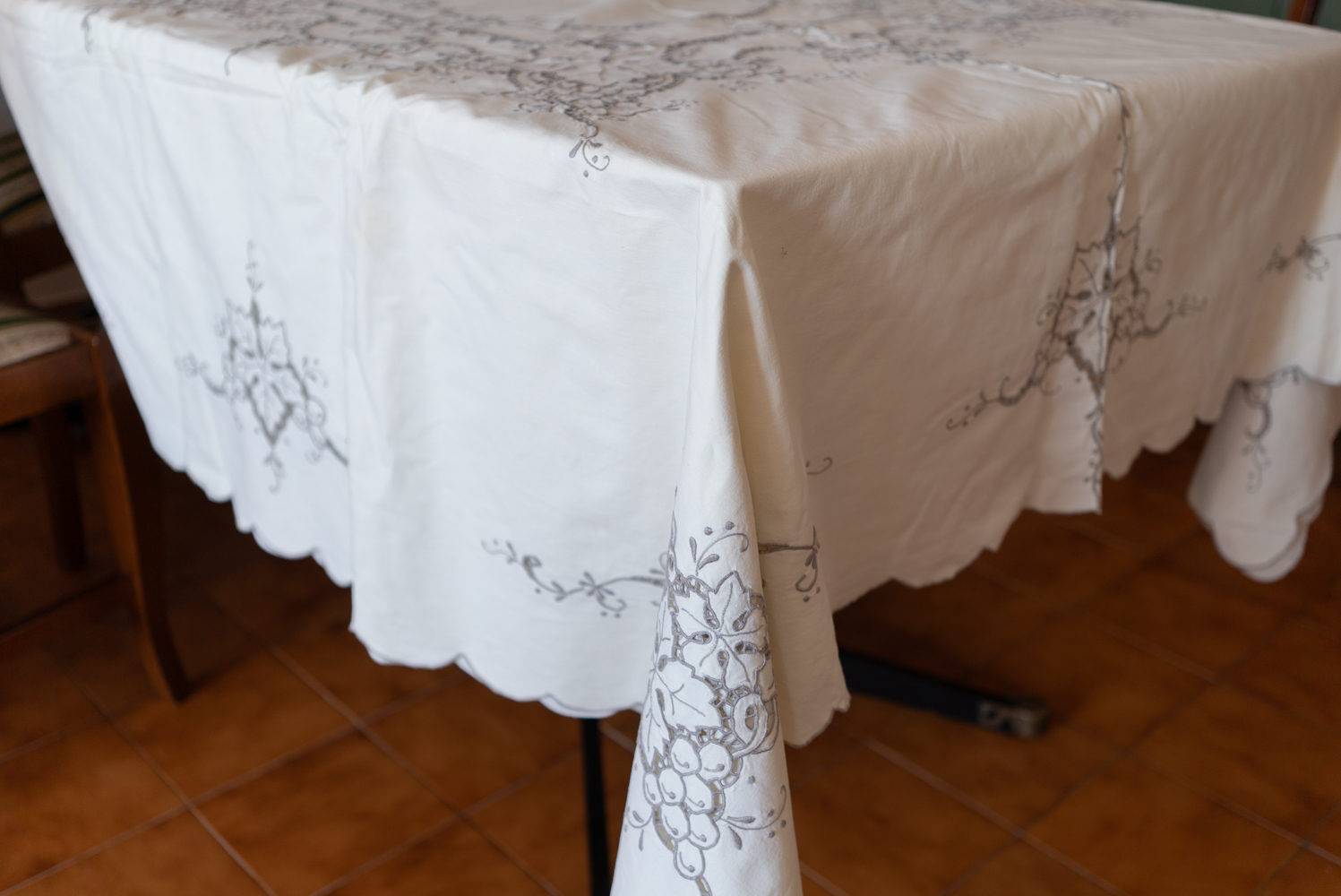 Cutwork Tablecloth with Grape Motif, Italy 1980s - 画像 (2)