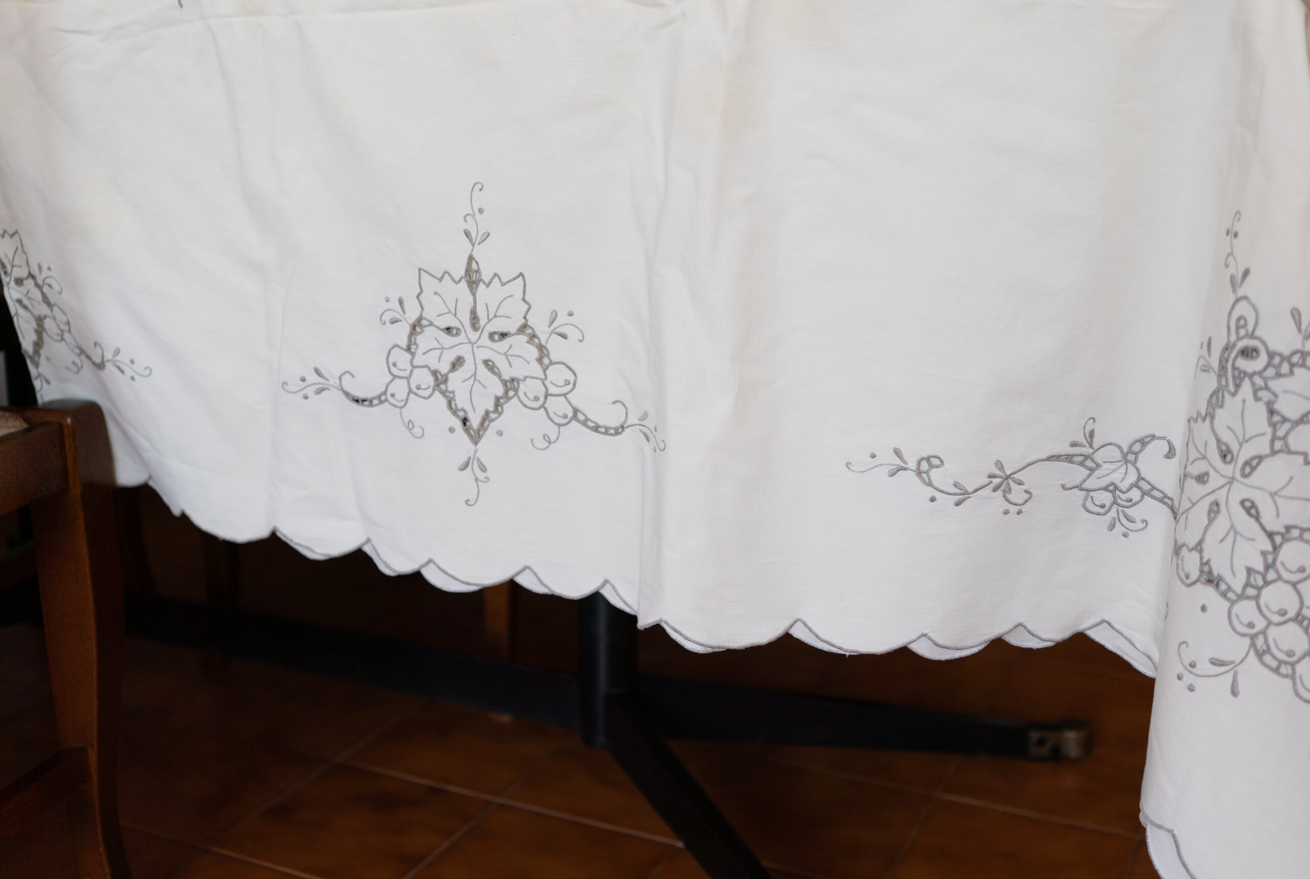 Cutwork Tablecloth with Grape Motif, Italy 1980s - 画像 (5)